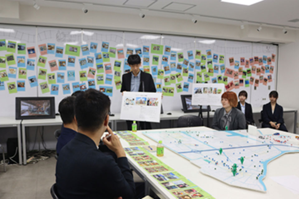 CIからレスポンシブなど視野を広げた幅広いデザインスキルと企業プロジェクトを通して実践力を養う