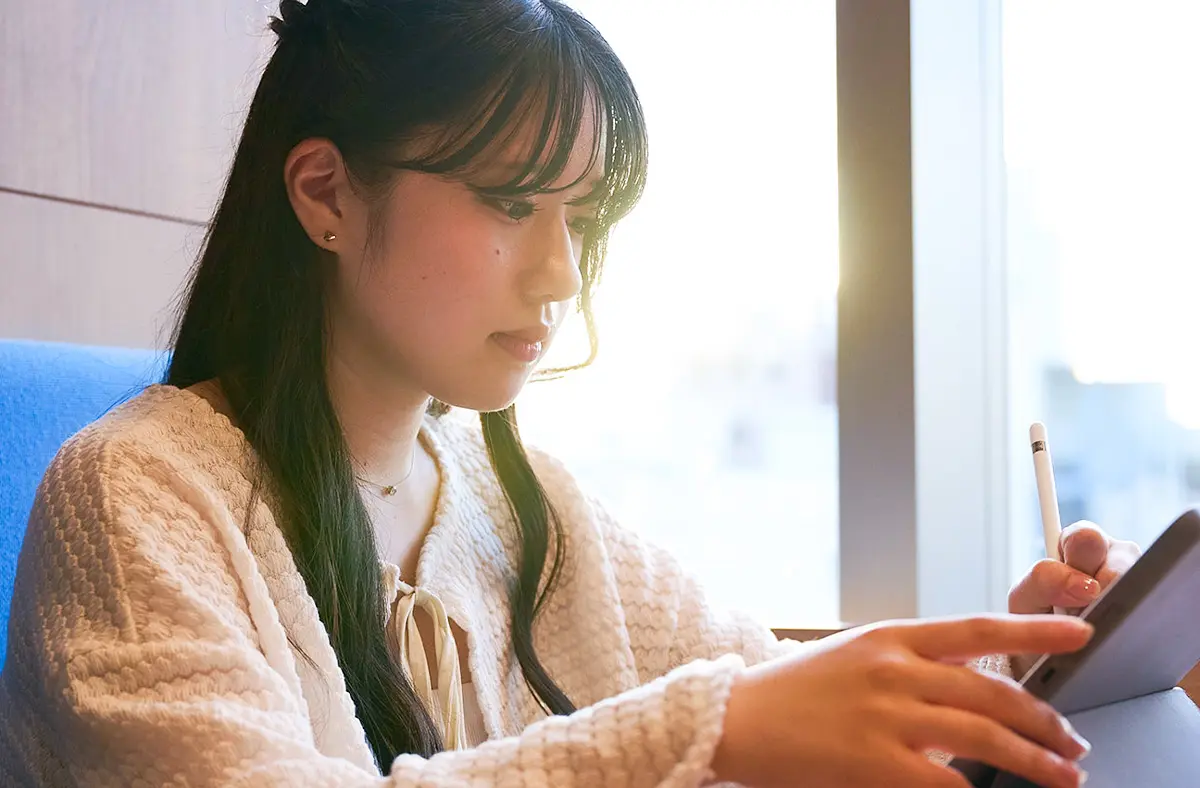 タブレットでイラストを描くTCAの学生